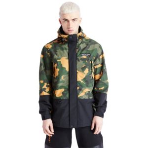 Встречайте новую модель Camo Archive Mountain Trail Jacket. Эта куртка дополнит образ для прогулки в городе или за его пределами.Особенности:	Состав: 100% переработанный полиэстер	Принт в духе милитари	Диагональные карманы на молнии	Водоотталкивающее покрытие Тимберленд