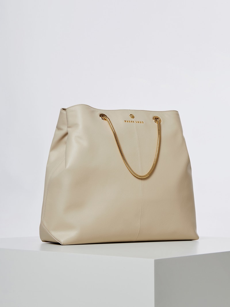 СУМКА-ШОППЕР «LILLY LUXE» ИЗ НАТУРАЛЬНОЙ КОЖИ Guess СУМКА-ШОППЕР «LILLY LUXE» ИЗ НАТУРАЛЬНОЙ КОЖИ Guess