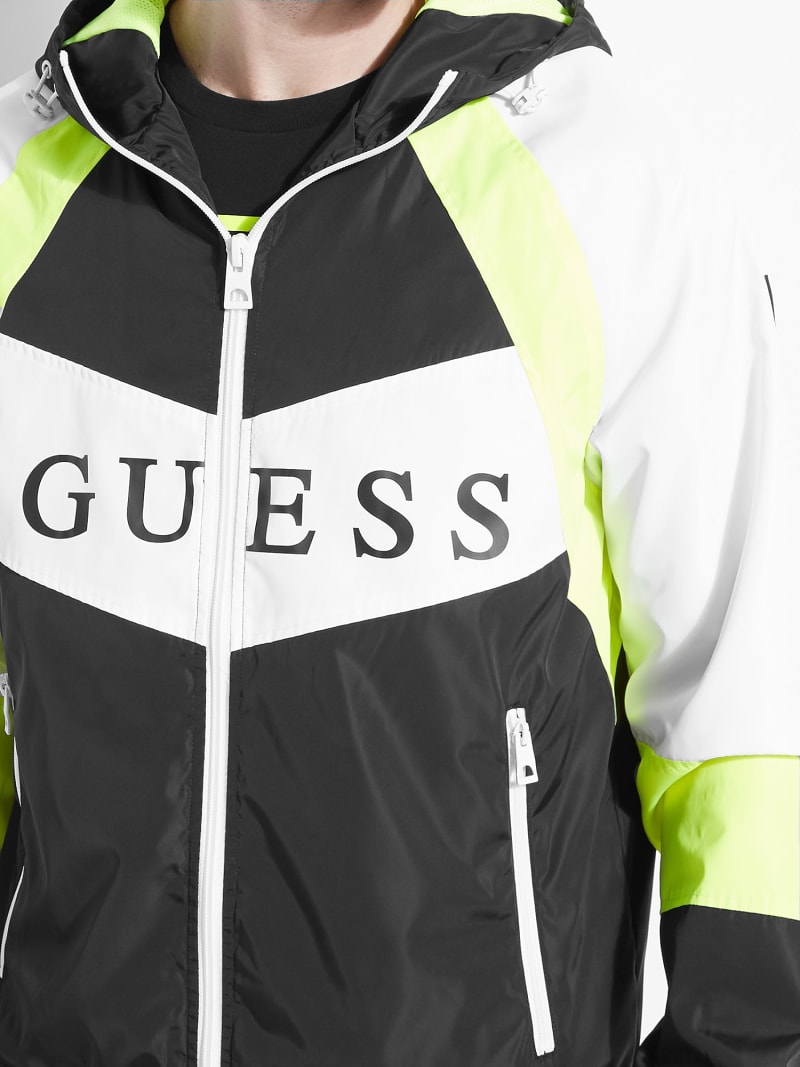 КУРТКА-ВЕТРОВКА С ЭФФЕКТОМ ЦВЕТОВЫХ БЛОКОВ И ЛОГОТИПОМ Guess КУРТКА-ВЕТРОВКА С ЭФФЕКТОМ ЦВЕТОВЫХ БЛОКОВ И ЛОГОТИПОМ Guess