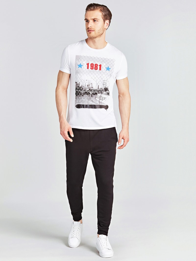 КЛАССИЧЕСКАЯ ФУТБОЛКА С ПРИНТОМ Guess КЛАССИЧЕСКАЯ ФУТБОЛКА С ПРИНТОМ Guess