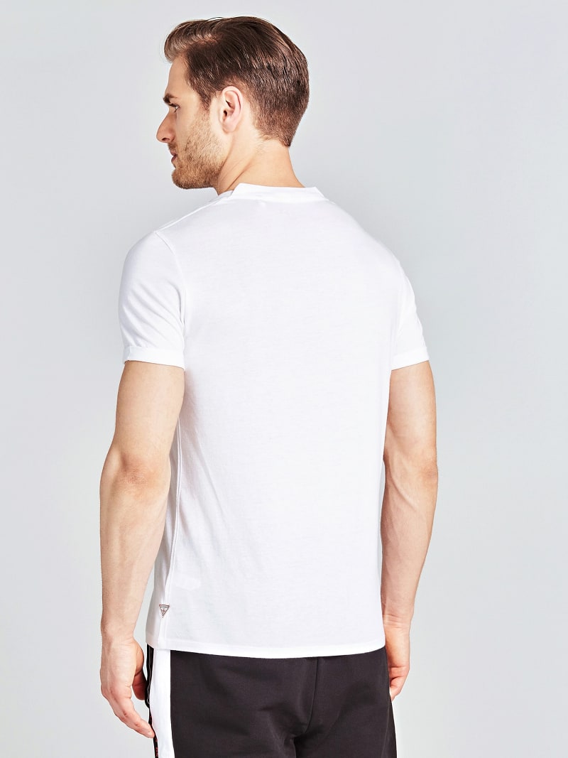 КЛАССИЧЕСКАЯ ФУТБОЛКА С ПРИНТОМ Guess КЛАССИЧЕСКАЯ ФУТБОЛКА С ПРИНТОМ Guess