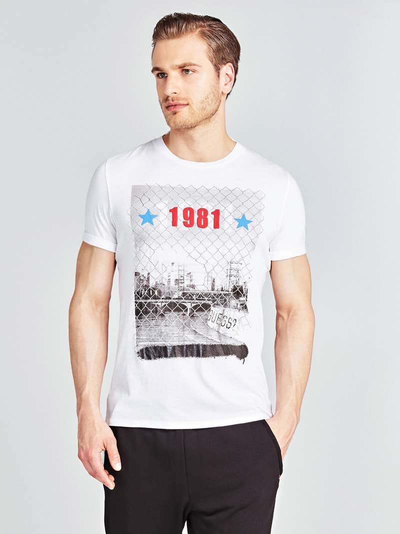 КЛАССИЧЕСКАЯ ФУТБОЛКА С ПРИНТОМ Guess КЛАССИЧЕСКАЯ ФУТБОЛКА С ПРИНТОМ Guess
