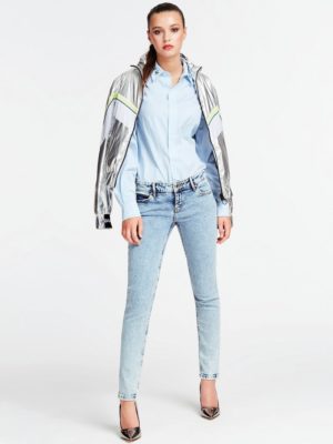 ОБЛЕГАЮЩИЕ ДЖИНСЫ Guess